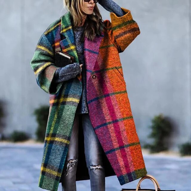 Frau in buntem karierten Wollmantel, Herbstmode, eleganter Retro-Stil, lässig, warm.