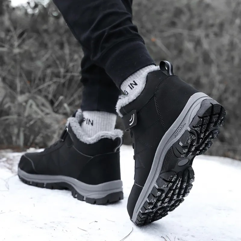 Schwarze Winterstiefel mit Fellfutter, rutschfeste Sohle, Outdoor, Herrenmode, Schnee.