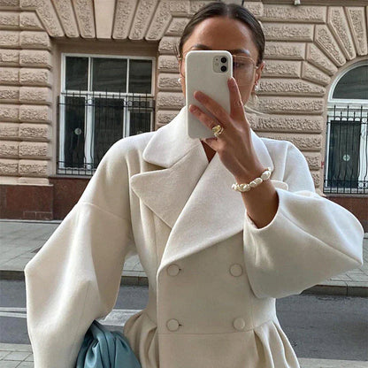 Frau in weißem Wollmantel, Selfie, modisch, Herbstmode, eleganter Stil, Straße, Smartphone.