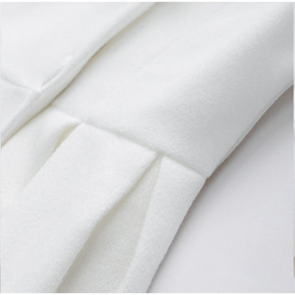 Weiße Wolljacke Detailansicht, weiches Material, elegante Damenmode, stilvoller Wintermantel.