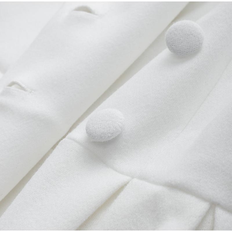 Weiße Wolljacke mit Knöpfen, elegante Damenmode, weiches Material, stilvolles Design.