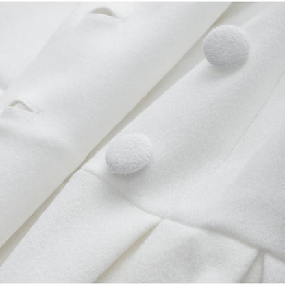 Weiße Wolljacke mit Knöpfen, elegante Damenmode, weiches Material, stilvolles Design.