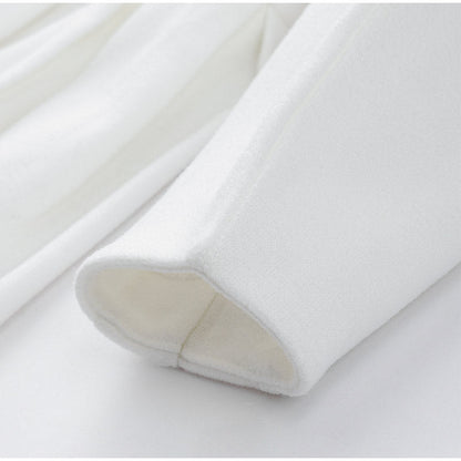 Weiße Wolljacke Ärmel Detailansicht, weiches Material, modisch, warm, Damenbekleidung.
