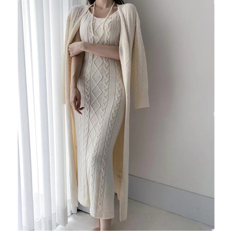 Weiße Strickkleid mit Zopfmuster, langärmelig, elegantes Design, Damenmode, Herbst/Winter.