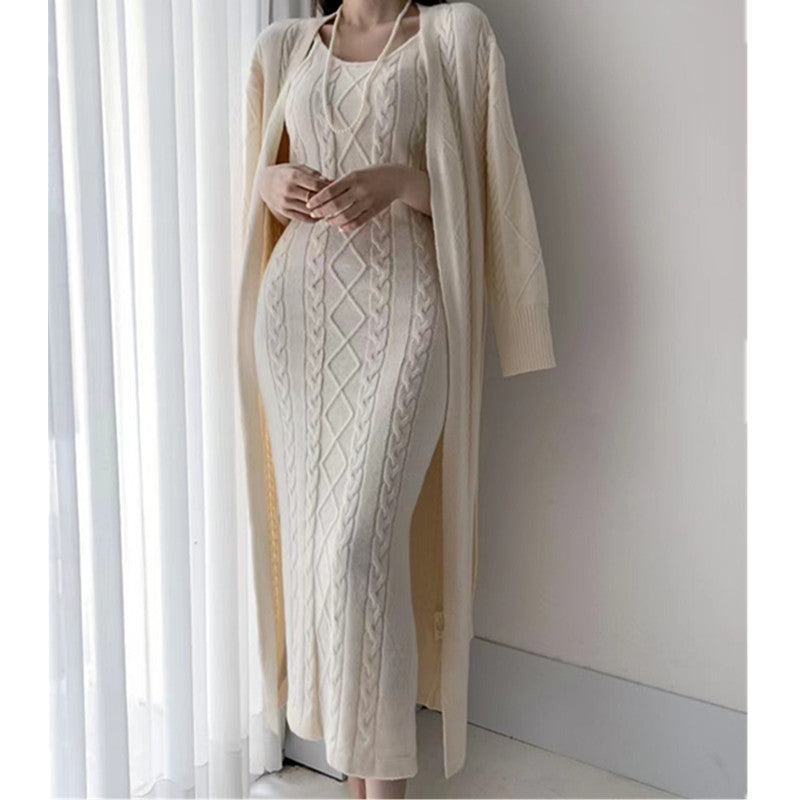 Damen Strickkleid Set, cremefarben, lang, Zopfmuster, elegant, Herbstmode, gemütlich.