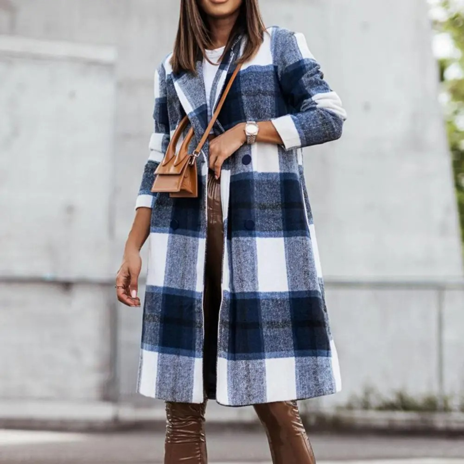 Damenmantel kariert blau-weiß, Wollstoff, eleganter Stil, Herbstmode, lange Ärmel.