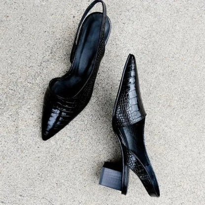 Schwarze Damen Slingback Pumps, spitze Zehen, mittlerer Blockabsatz, Krokodil-Optik.