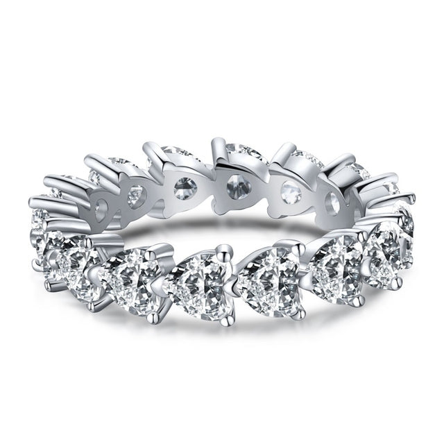 Silberring mit Herzform-Diamanten, eleganter Ehering, funkelndes Schmuckdesign.