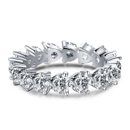 Silberring mit Herzform-Diamanten, eleganter Ehering, funkelndes Schmuckdesign.