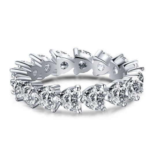 Silberring mit Herzform-Diamanten, eleganter Ehering, funkelndes Schmuckdesign.