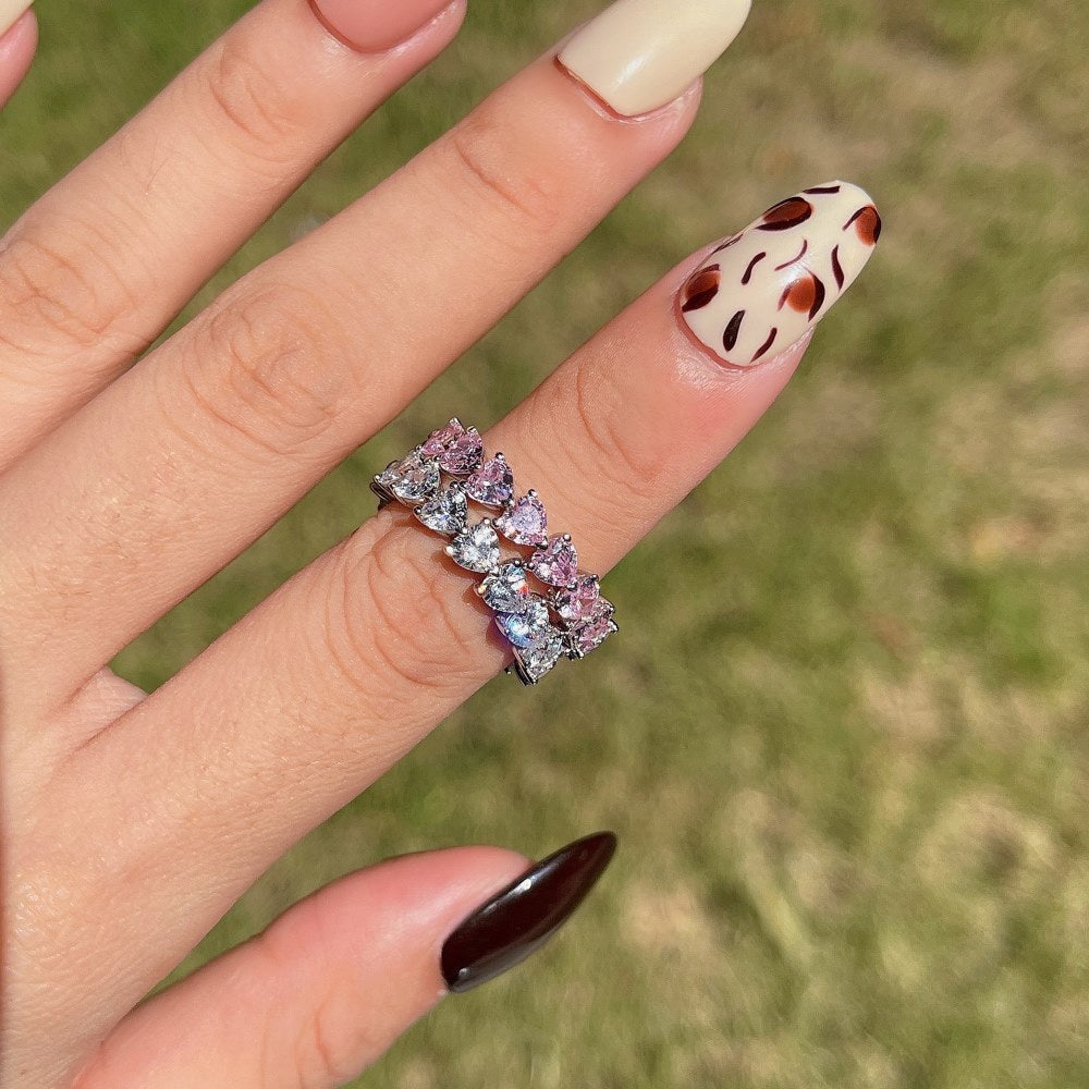 Silberring mit rosa Saphir, Damenring, Hochzeitsschmuck, elegantes Design, Nahaufnahme.
