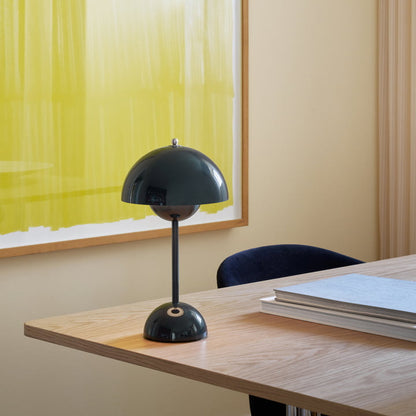 Schwarze Tischlampe auf Holztisch, modernes Design, Innenbeleuchtung, skandinavischer Stil.