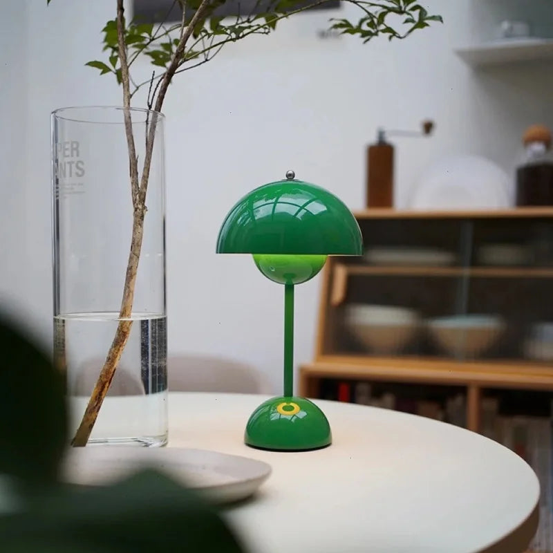 Grüne Tischlampe im Retro-Stil auf weißem Tisch, modernes Innendesign, dekorative Beleuchtung.