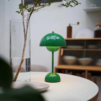 Grüne Tischlampe im Retro-Stil auf weißem Tisch, modernes Innendesign, dekorative Beleuchtung.