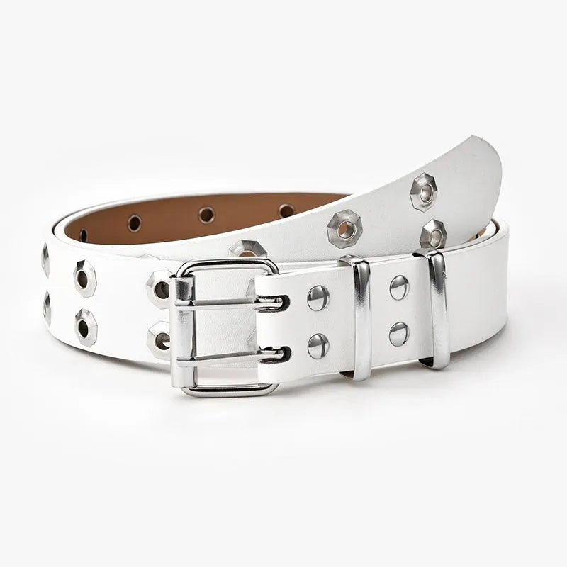 Weißer Ledergürtel mit Nieten, modisches Accessoire, Unisex, robuste Metallschnalle.