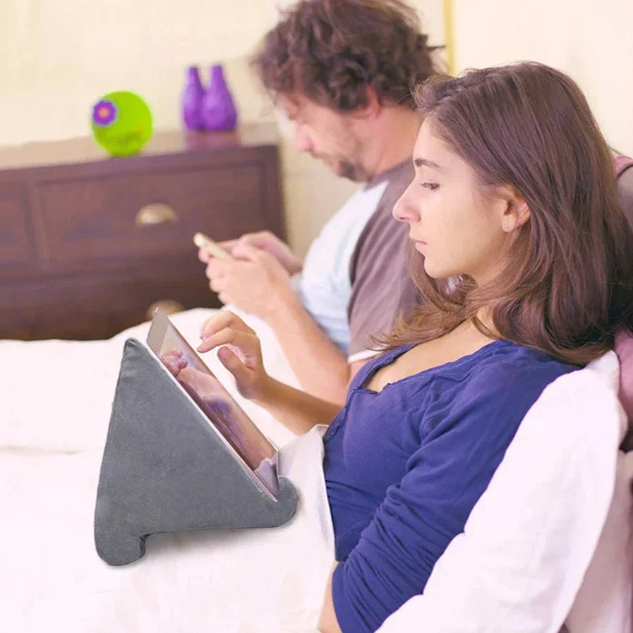 Frau nutzt grauen Tablet-Ständer aus Schaumstoff im Bett, ideal für iPad, Samsung, Huawei.