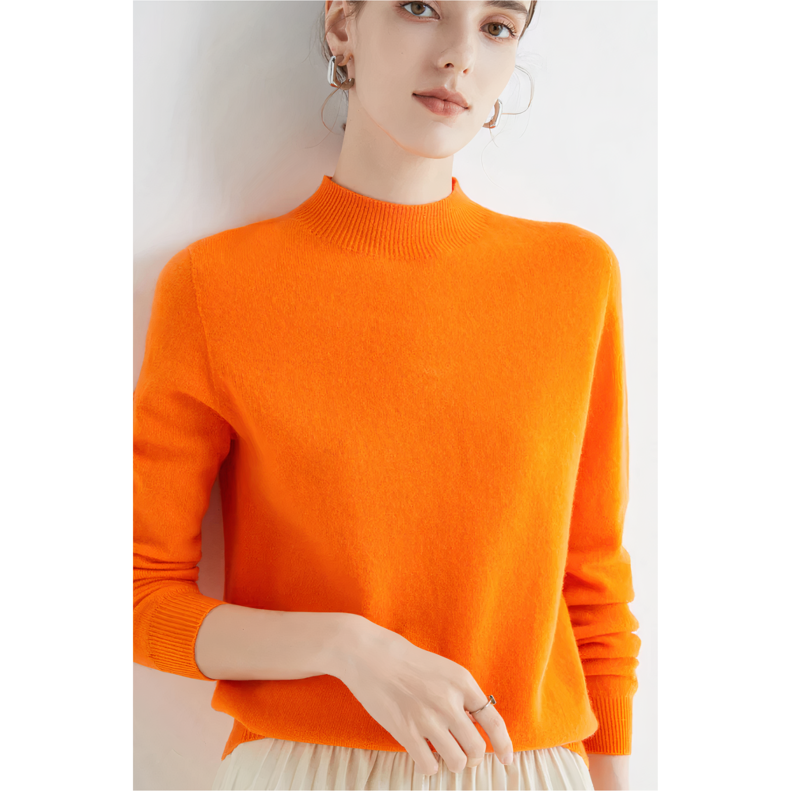 Frau in orangefarbenem Pullover, Strick, Herbstmode, Damenbekleidung, stilvoll, elegant.