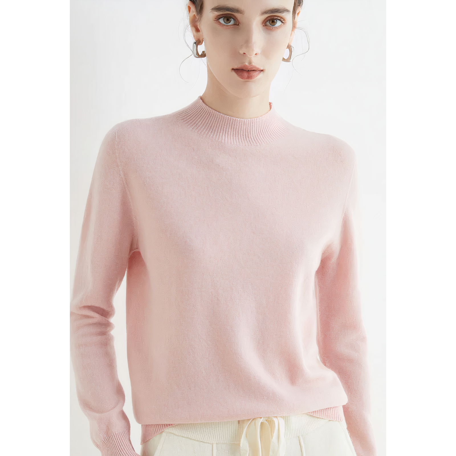 Frau in rosa Kaschmirpullover, elegantes Design, weiches Material, modische Damenbekleidung.