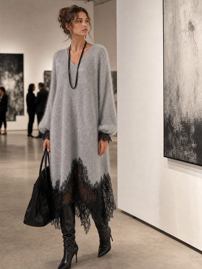 Modell bär den grå klänningen med svarta stövlar och väska på ett galleri 3