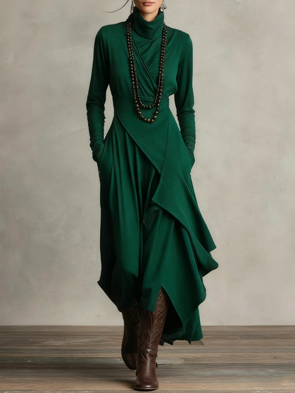 Grön version av klänningen buren av modell, med polokrage, pärlhalsband och asymmetrisk draperad kjol 11