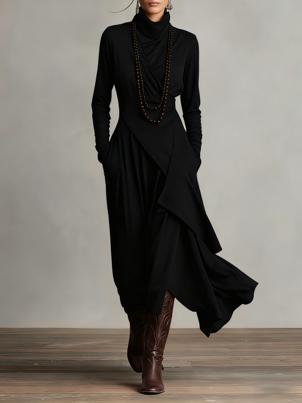 Svart version av klänningen buren av modell, med polokrage, pärlhalsband och asymmetrisk drapering framtill 6