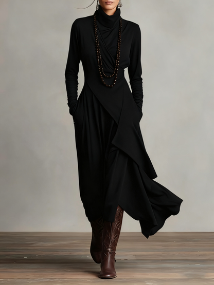 Svart version av klänningen buren av modell, med polokrage, pärlhalsband och asymmetrisk drapering framtill 6