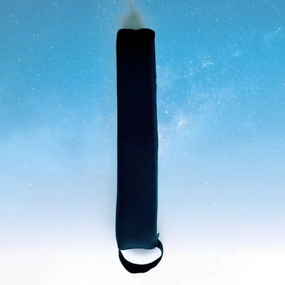 Schwarze Yogamatten-Tragetasche aus Stoff vor blauem Himmel, mit Tragegriff.
