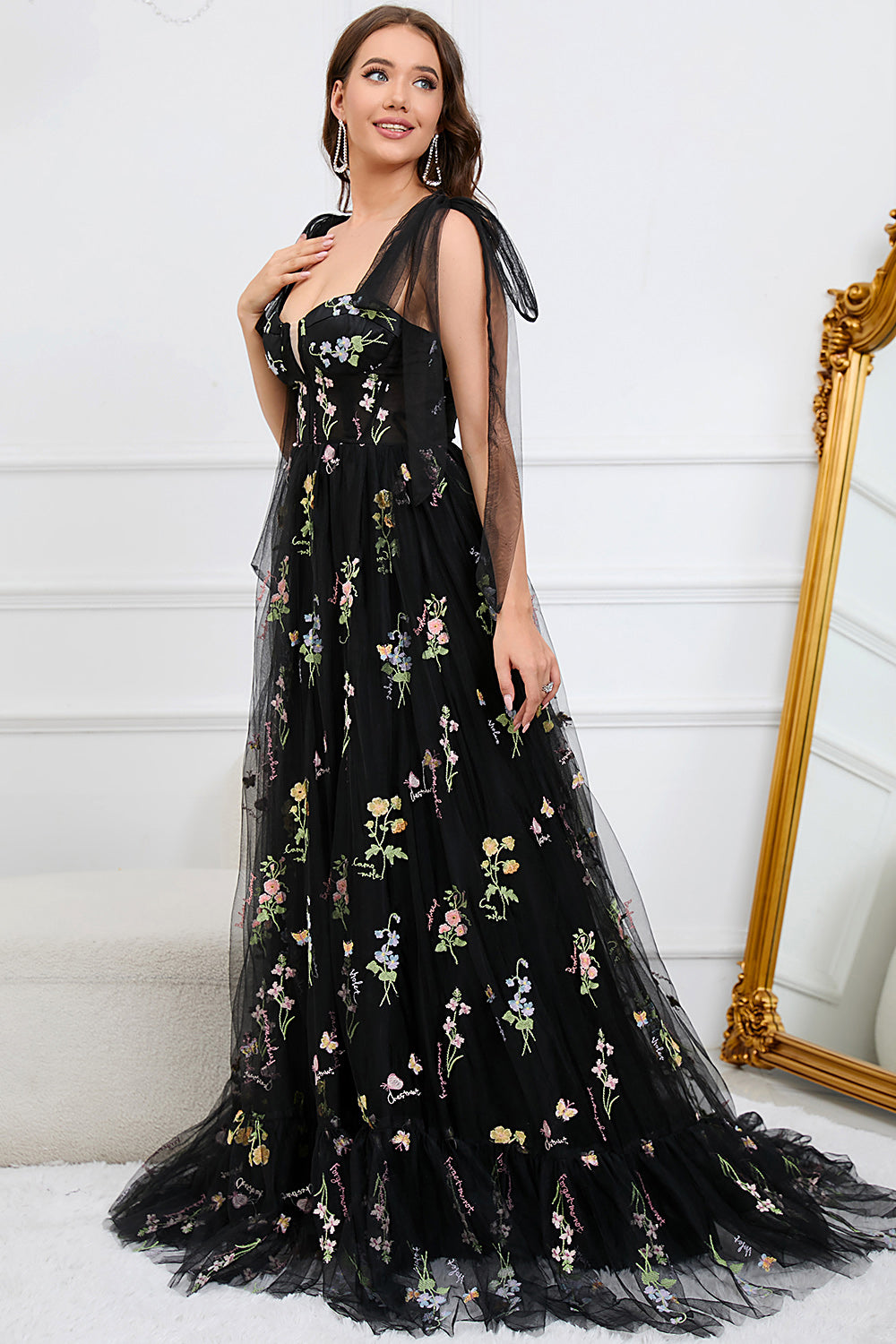 Schwarzes Abendkleid mit Blumenstickerei, Tüll, ärmellos, elegantes Design.