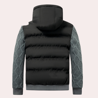 Schwarze Daunenjacke mit grauen Strickärmeln und Kapuze, Wintermode, Herrenbekleidung.