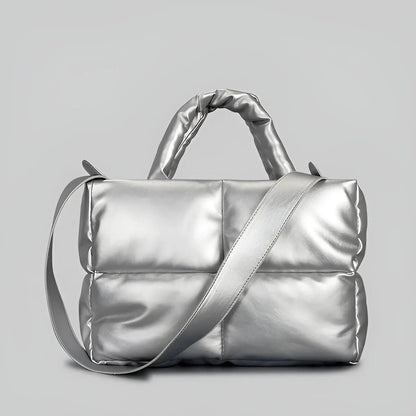 Silberne gesteppte Handtasche mit Schulterriemen, modisch, Damenaccessoire, elegant.