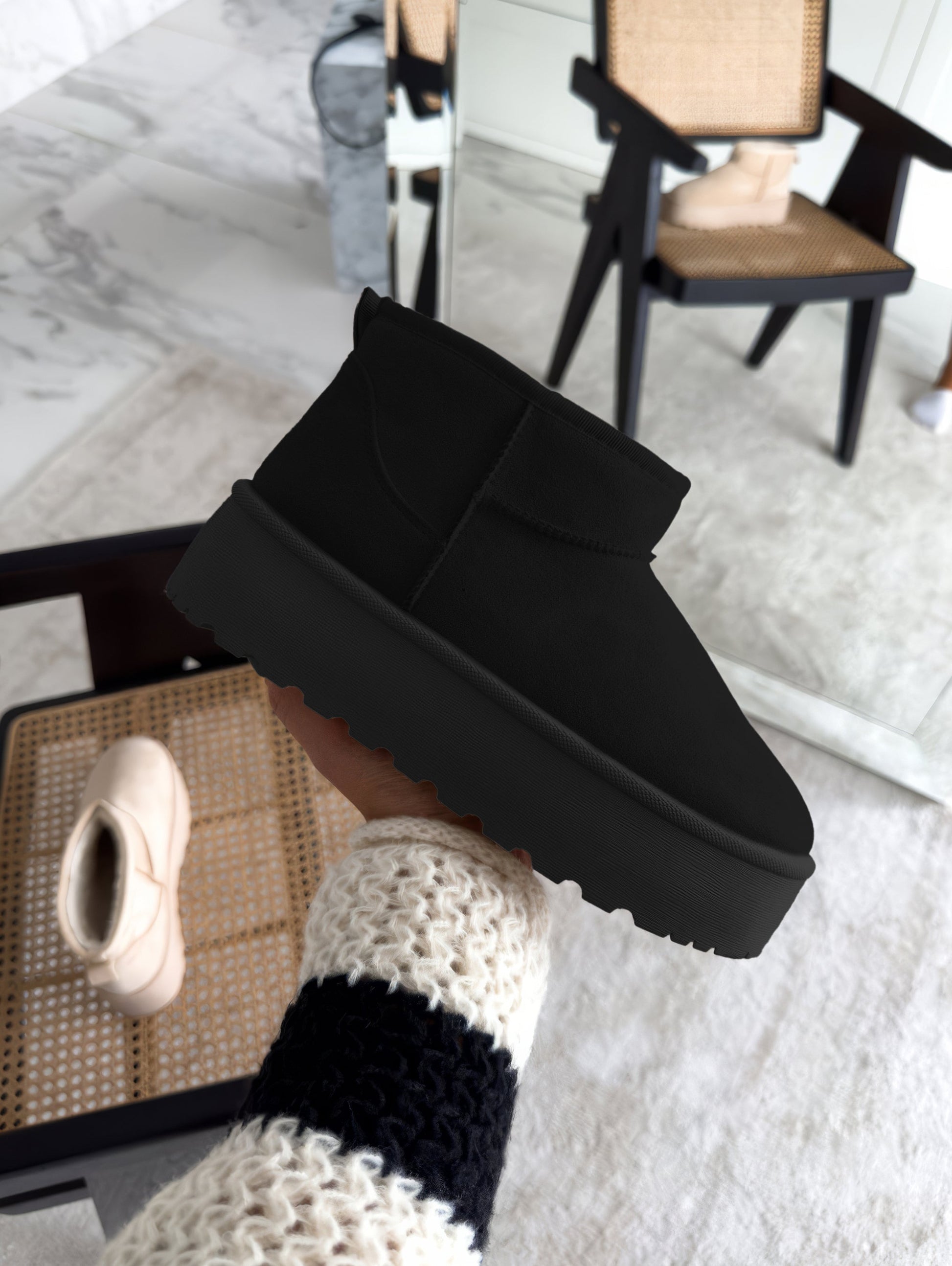 Schwarzer Damen-Winterstiefel, gefüttert, rutschfeste Sohle, modisch, bequem, warm.