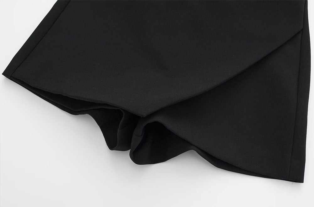 Schwarze Damenhose, elegantes Design, knielang, aus Baumwolle, ideal für Büro oder Freizeit.