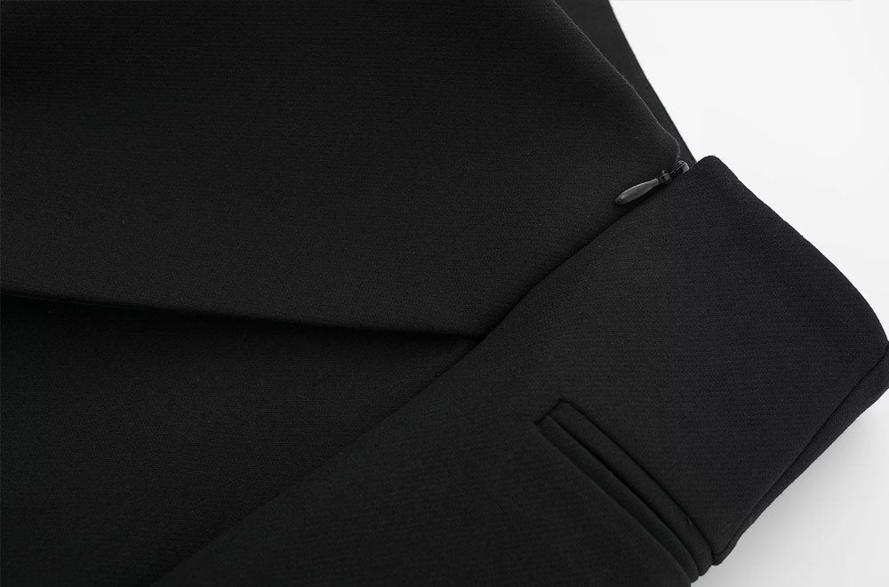 Schwarze Damenhose, Reißverschluss, elegantes Design, hochwertige Stoffqualität.