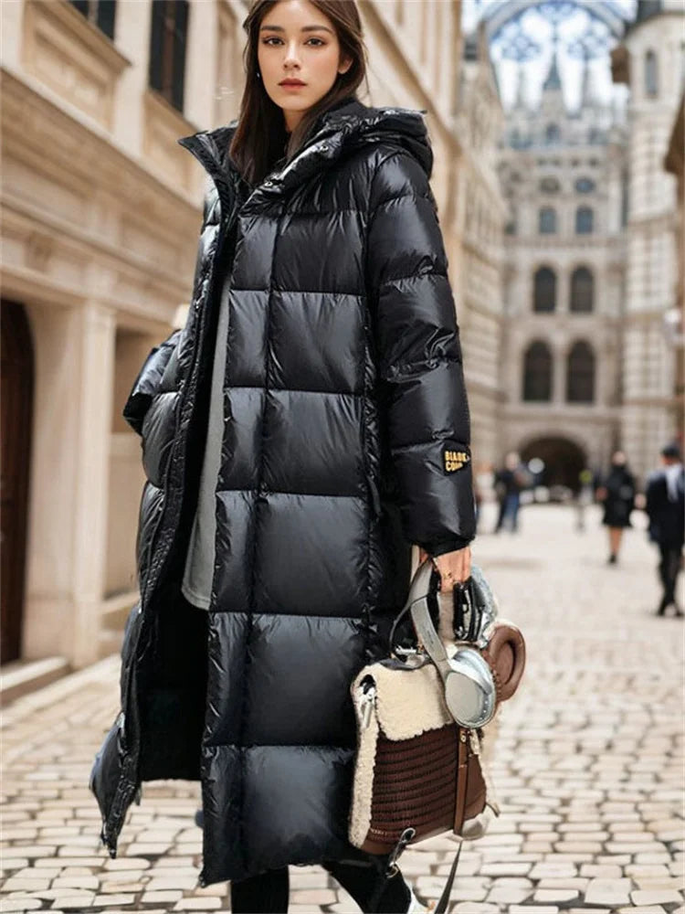 Frau in schwarzem, langem Daunenmantel, Wintermode 2023, luxuriös, elegant, Stadtstraße.
