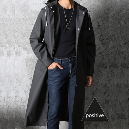Schwarzer wasserdichter langer Regenmantel mit Kapuze für Damen und Herren, ideal für Outdoor-Aktivitäten.