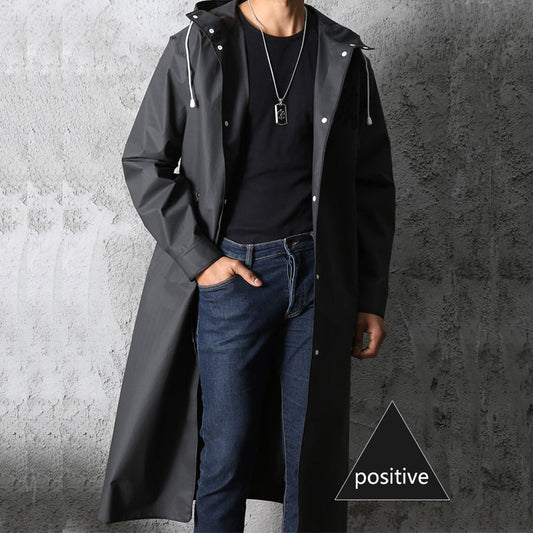 Schwarzer wasserdichter langer Regenmantel mit Kapuze für Damen und Herren, ideal für Outdoor-Aktivitäten.