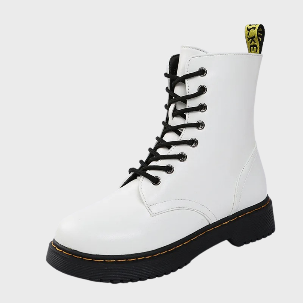 Weiße Damenstiefelette, Leder, schwarze Schnürsenkel, robuste Sohle, modische Herbstschuhe.