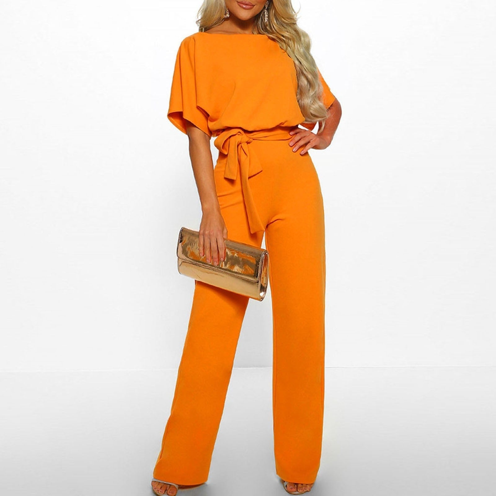 Eleganter gelber Damen-Jumpsuit mit Gürtel, Abendmode, stilvoll, modern.