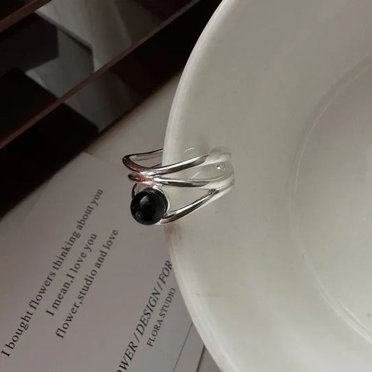 Silberner Ring mit schwarzem Stein, minimalistisches Design, Schmuck für Damen, modern.
