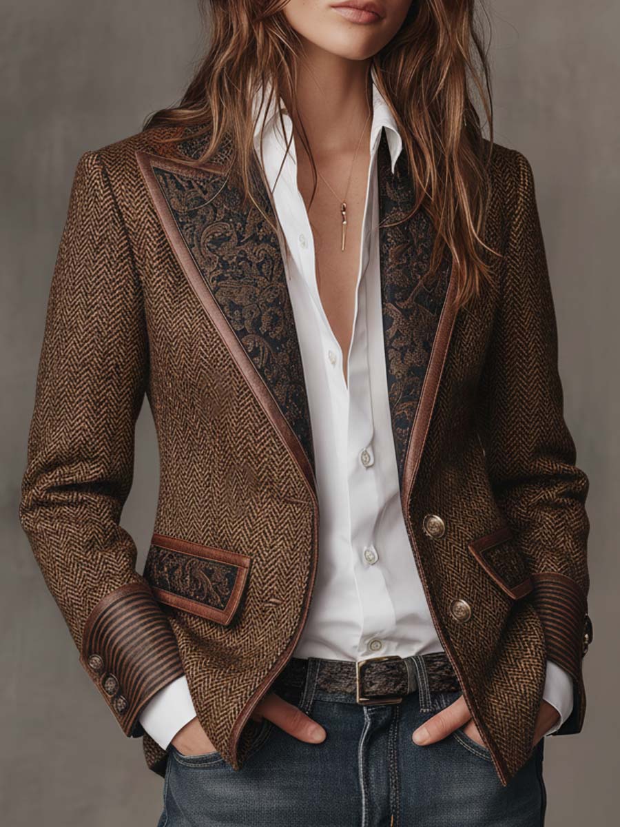 Modell i brun blazer med mönstrad krage, vit skjorta och jeans, händerna i fickorna 1