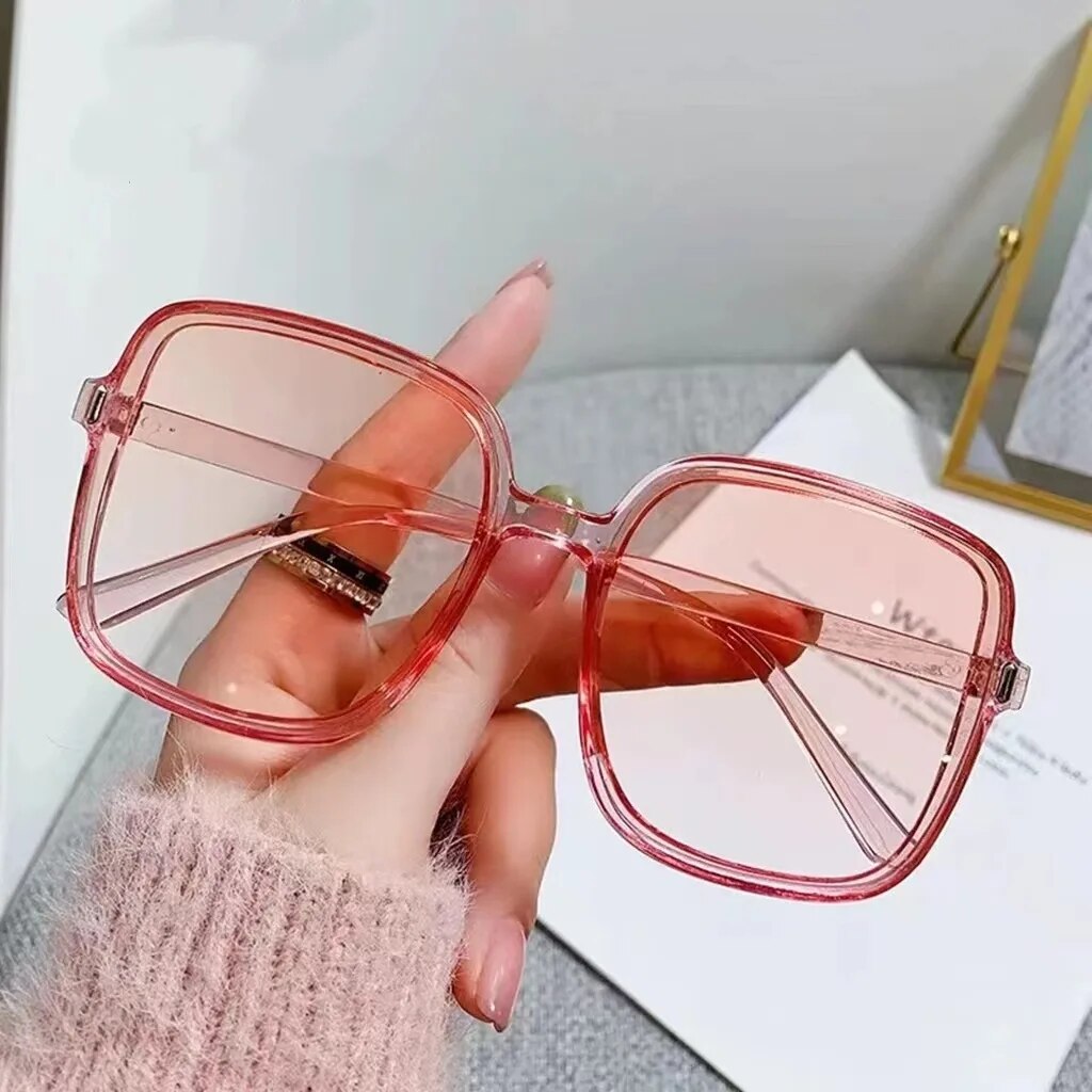 Rosa übergroße quadratische Sonnenbrille, transparent, modisch, Damen-Accessoire.