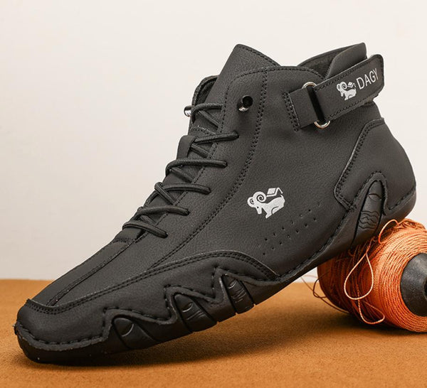 Schwarzer Leder-Boxschuh mit Schnürung und Klettverschluss, rutschfeste Sohle, sportlich.