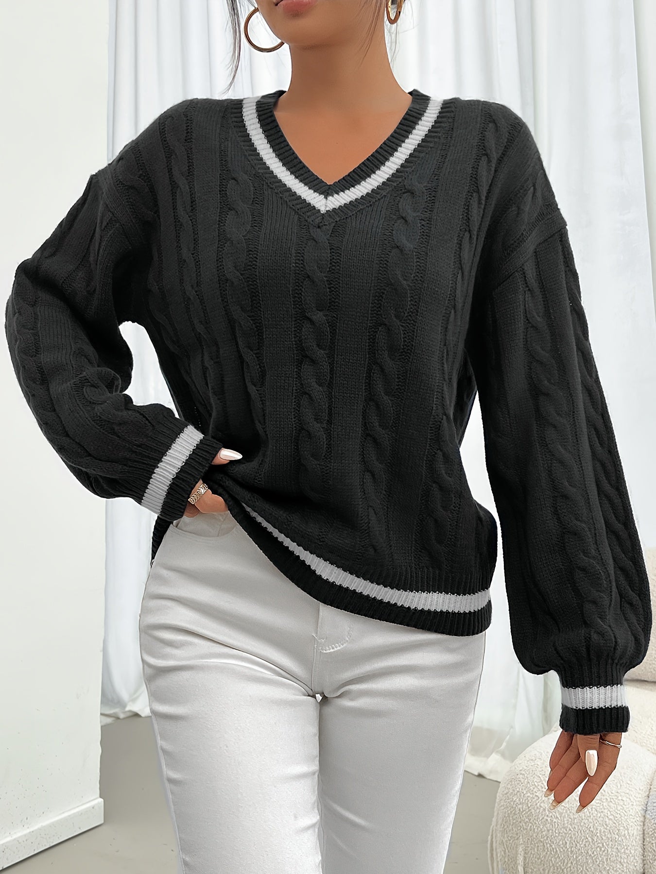 Damen Pullover schwarz, V-Ausschnitt, Zopfmuster, langärmelig, modisch, bequem, Herbstmode.