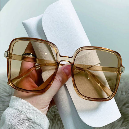 Damen Sonnenbrille, oversized, quadratisch, braun getönt, mit weißem Etui, modisch.