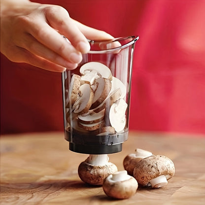 Hand hält Glas mit geschnittenen Champignons, Holzuntergrund, roter Hintergrund.