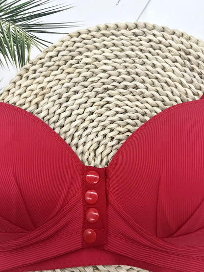 Roter Bikini-Oberteil mit Knöpfen, geflochtene Unterlage, Sommermode, Damen-Bademode.
