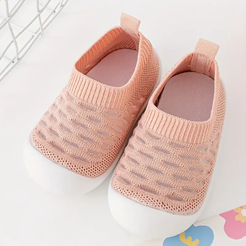 Rosa Babyschuhe aus Strickstoff mit weißer Sohle, rutschfest, bequem, für Kleinkinder.