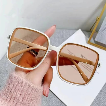 Weiße quadratische Sonnenbrille mit braunen Gläsern, modisch, Damen-Accessoire.
