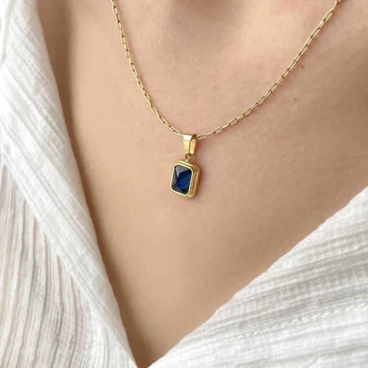 Goldene Halskette mit blauem rechteckigem Anhänger, eleganter Schmuck für Damen.