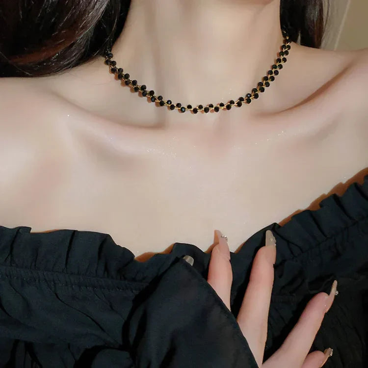 Schwarze Kristall-Halskette, elegantes Design, Damenmode, schwarzes Kleid, Schmuckaccessoire.